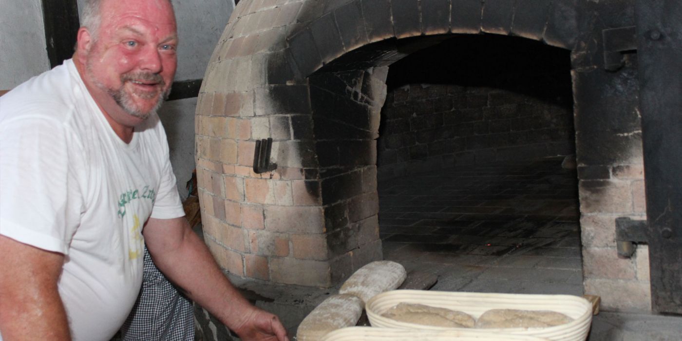 Bäcker Heinz backt Steinofenbrot